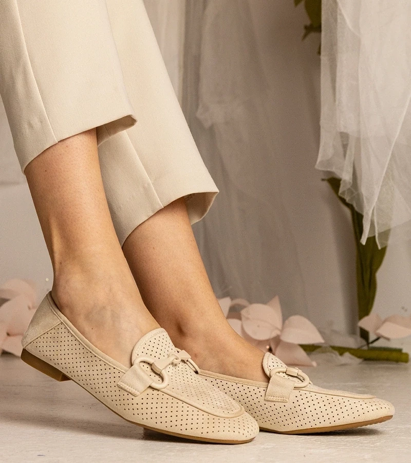 Gemre Mocasini bej pentru femei cu decupaje și ornament Mensory