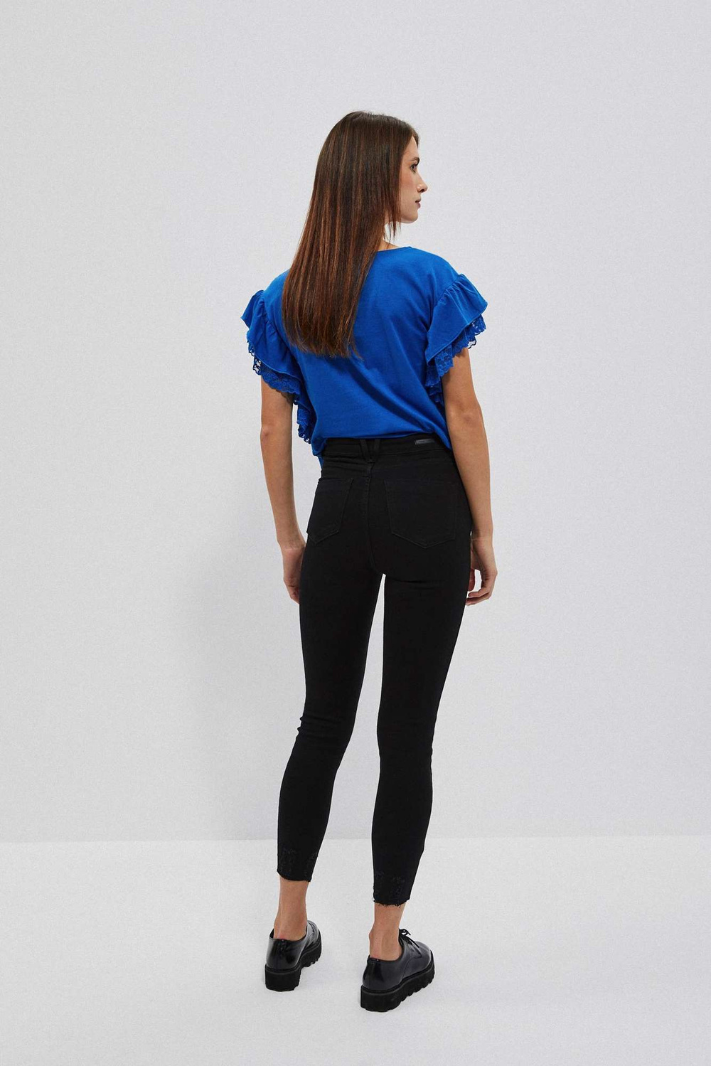 Slim fit jeans with frayed legs