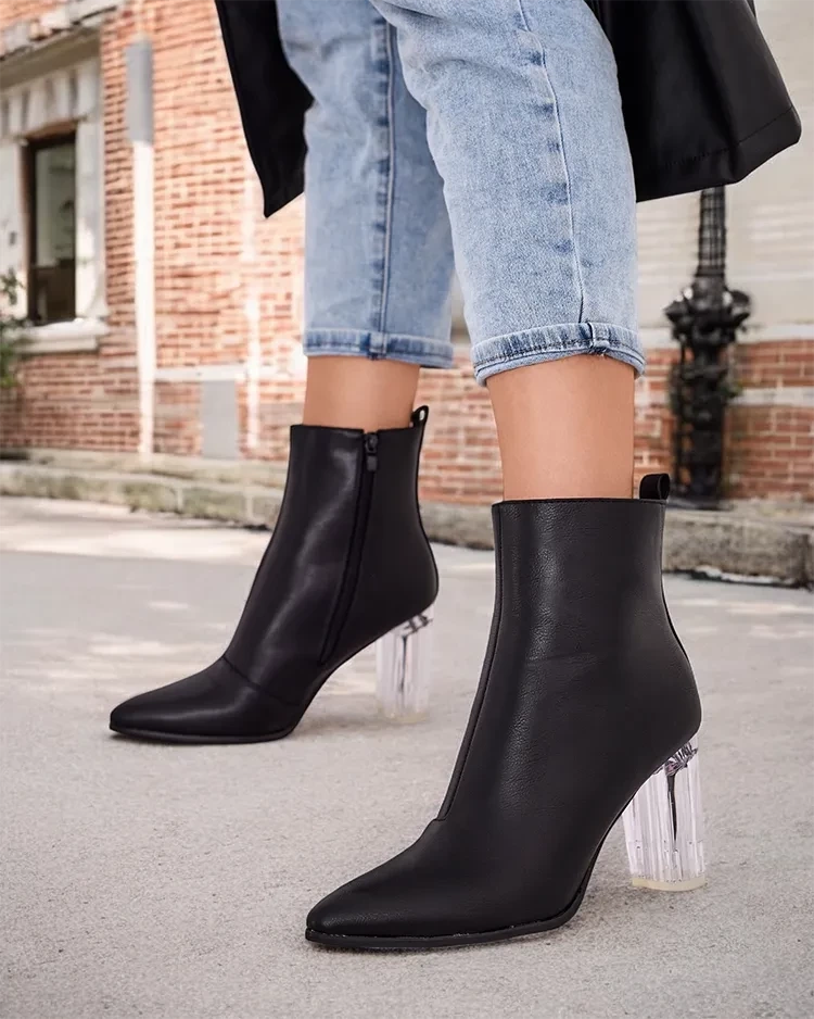 Resti Women&#039;s boots on a post Ovnese