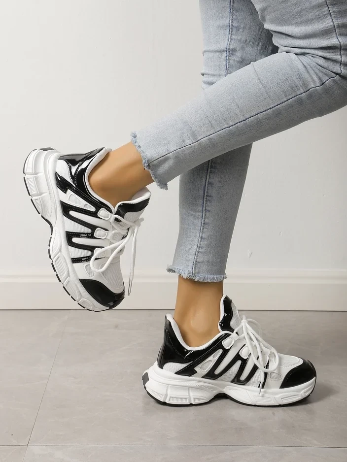 Resti Women's sporty sneakers on a thicker sole Loness