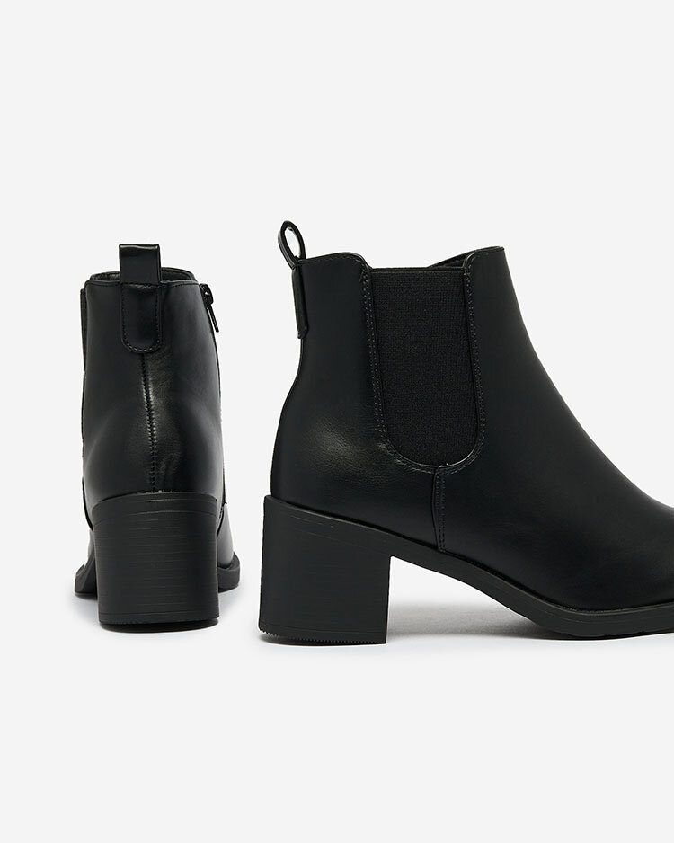 Resti Black women&#039;s boots on a post Nanhelyna