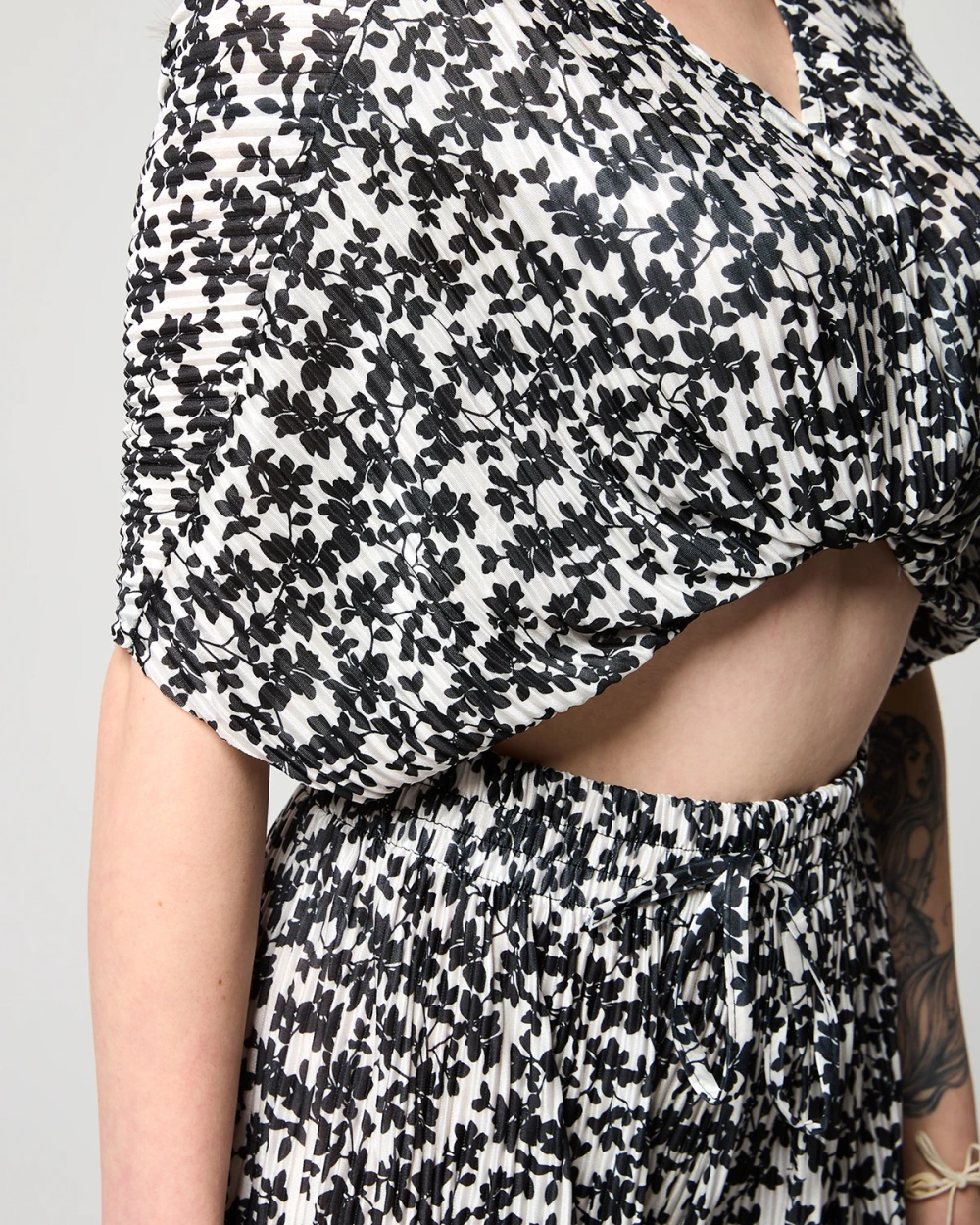 Resti White women's pleated set with black flowers - Clothing