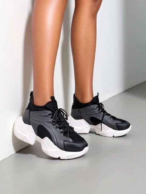 Resti Women&#039;s sporty sneakers on a thicker sole Vivers