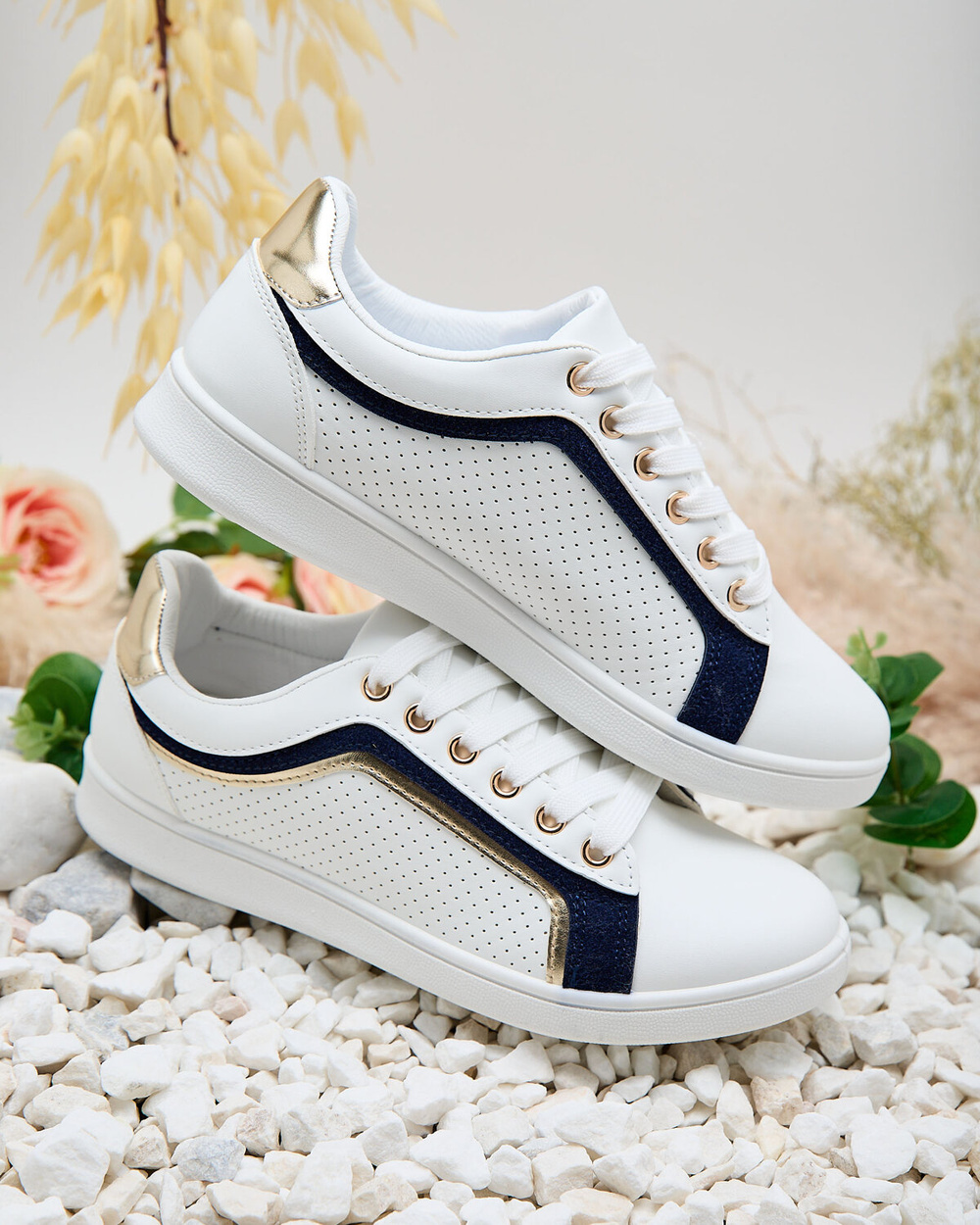 Resti Women&#039;s openwork sports shoes Ramanna