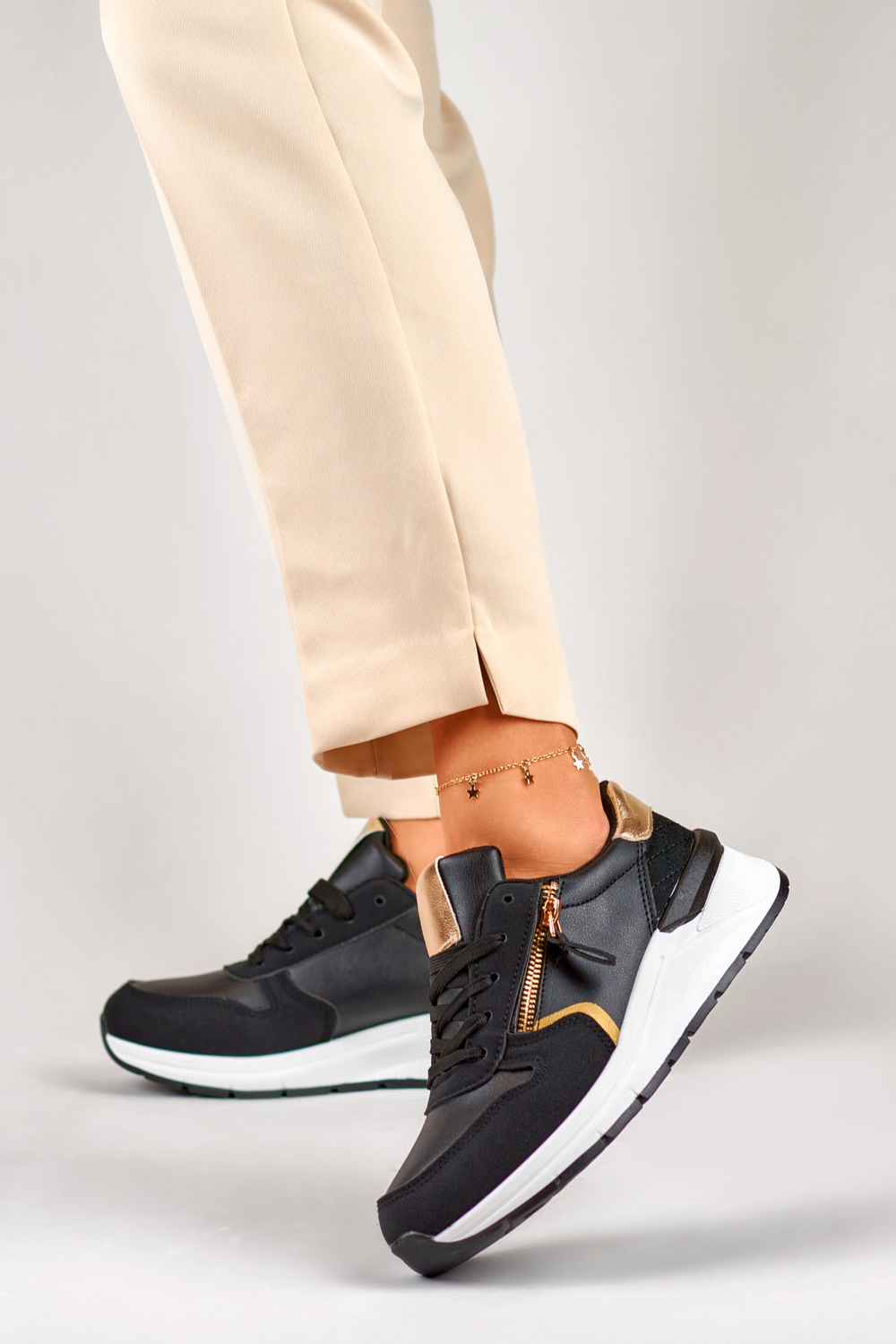 primohurt Czarne buty sportowe damskie ze złotym zamkiem