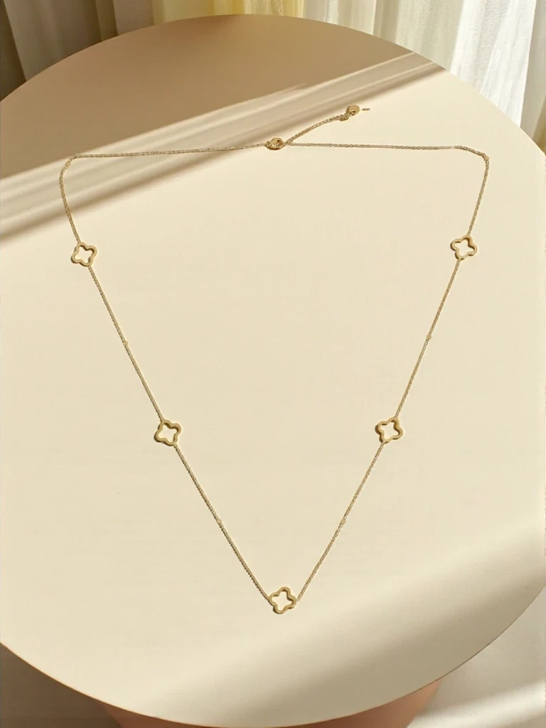 Náhrdelník Resti Lira s motivem jetele