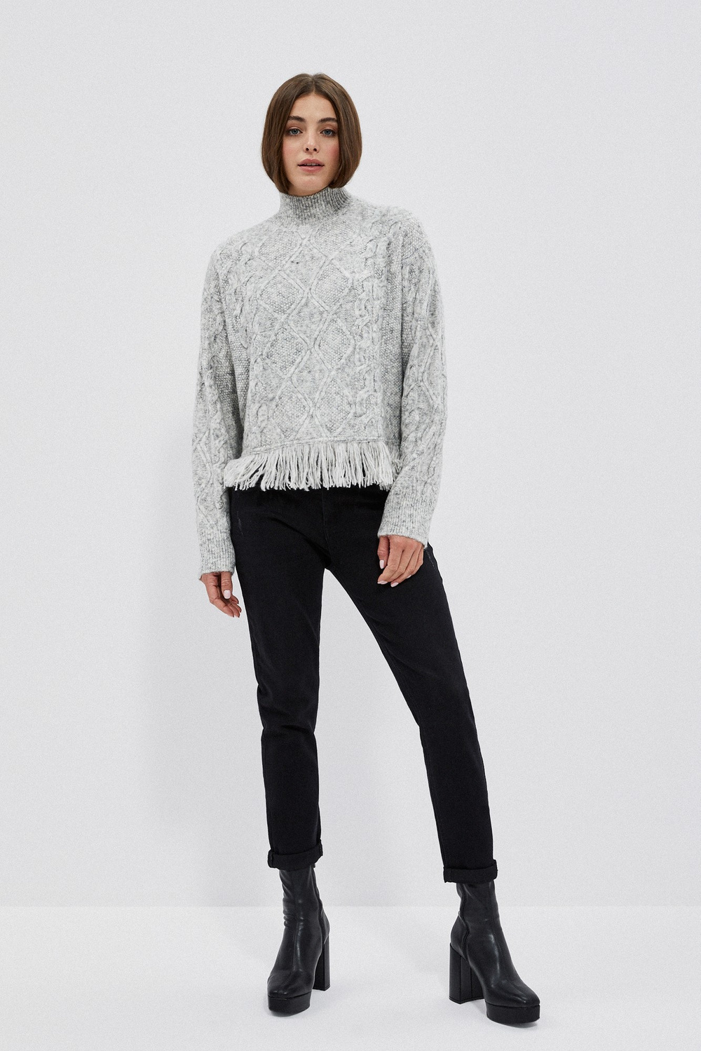 Pulover pe gât cu franjuri