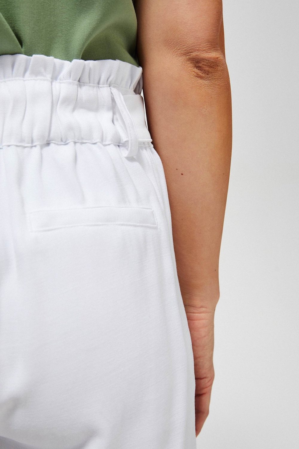 Pantaloni scurți albi cu cravată