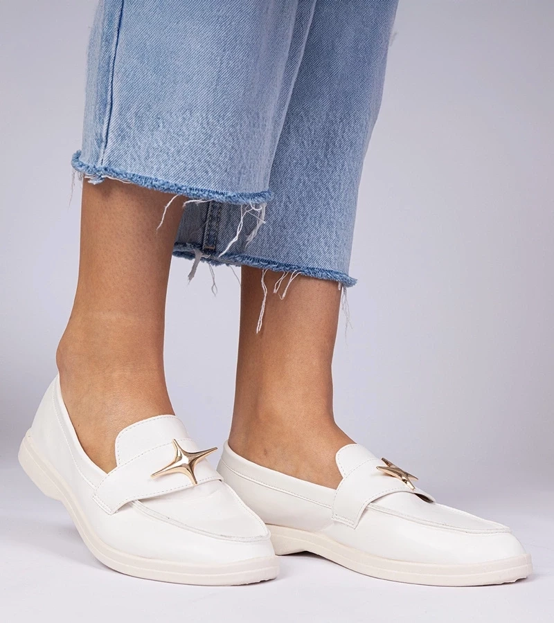 Gemre Pantofi mocasini albi de damă cu decorațiune aurie Senna