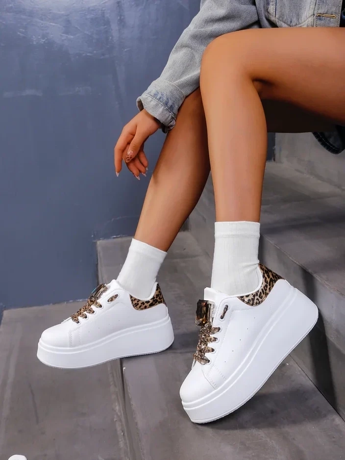 Resti Women's sports sneakers on a platform Safirrat