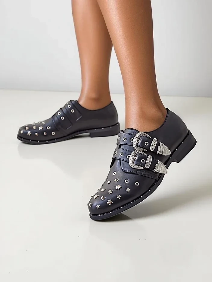 Resti Women's low shoes with studs and buckles Goffel