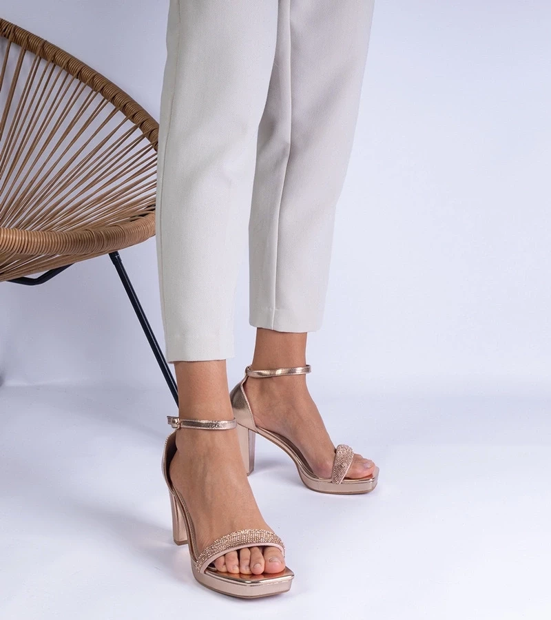 marka niezdefiniowana Champagne elegant sandals with a heel and rhinestones Beltusto