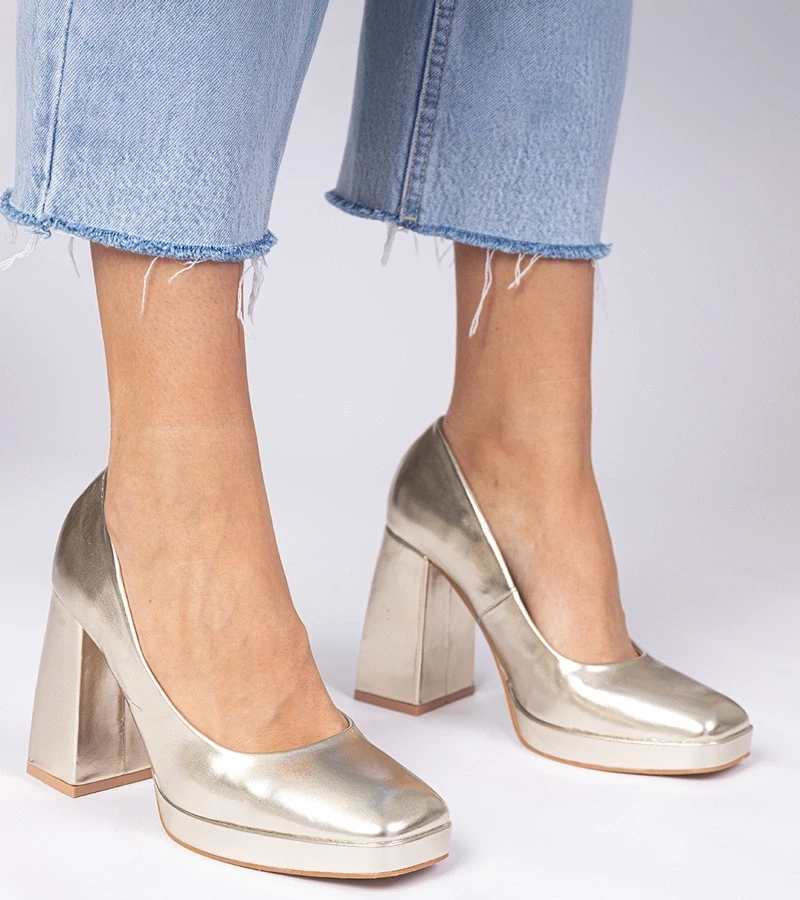 marka niezdefiniowana Gold square-toe pumps on a massive heel Irenois
