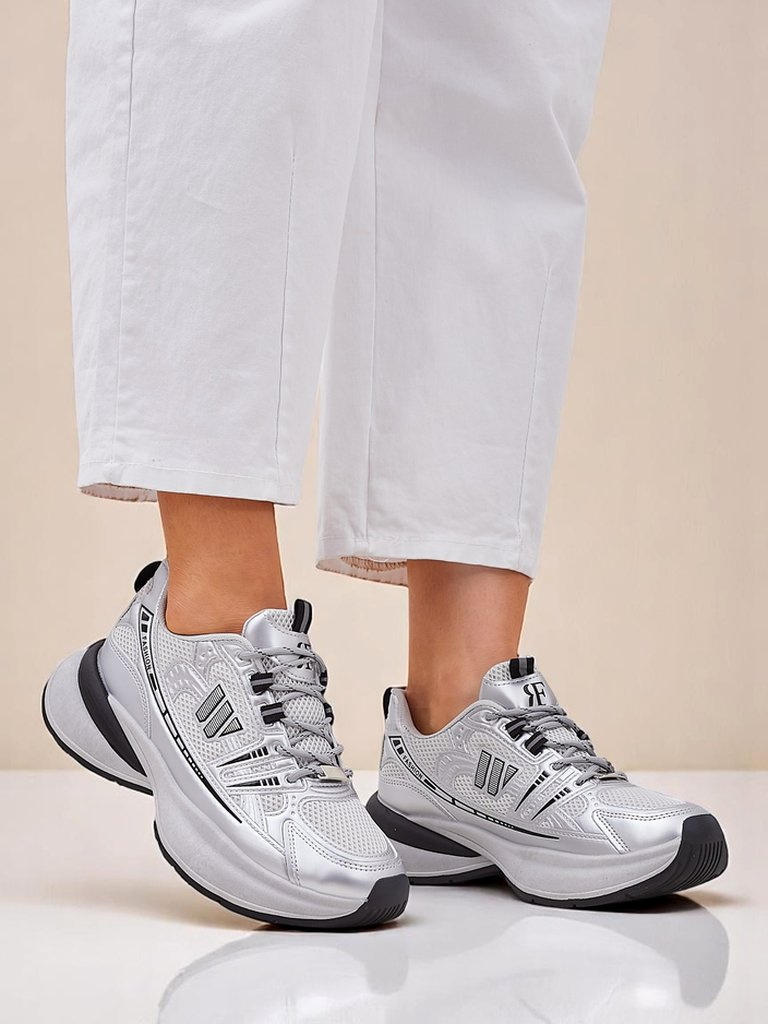 Resti Women's sporty sneakers on a thicker sole Roality