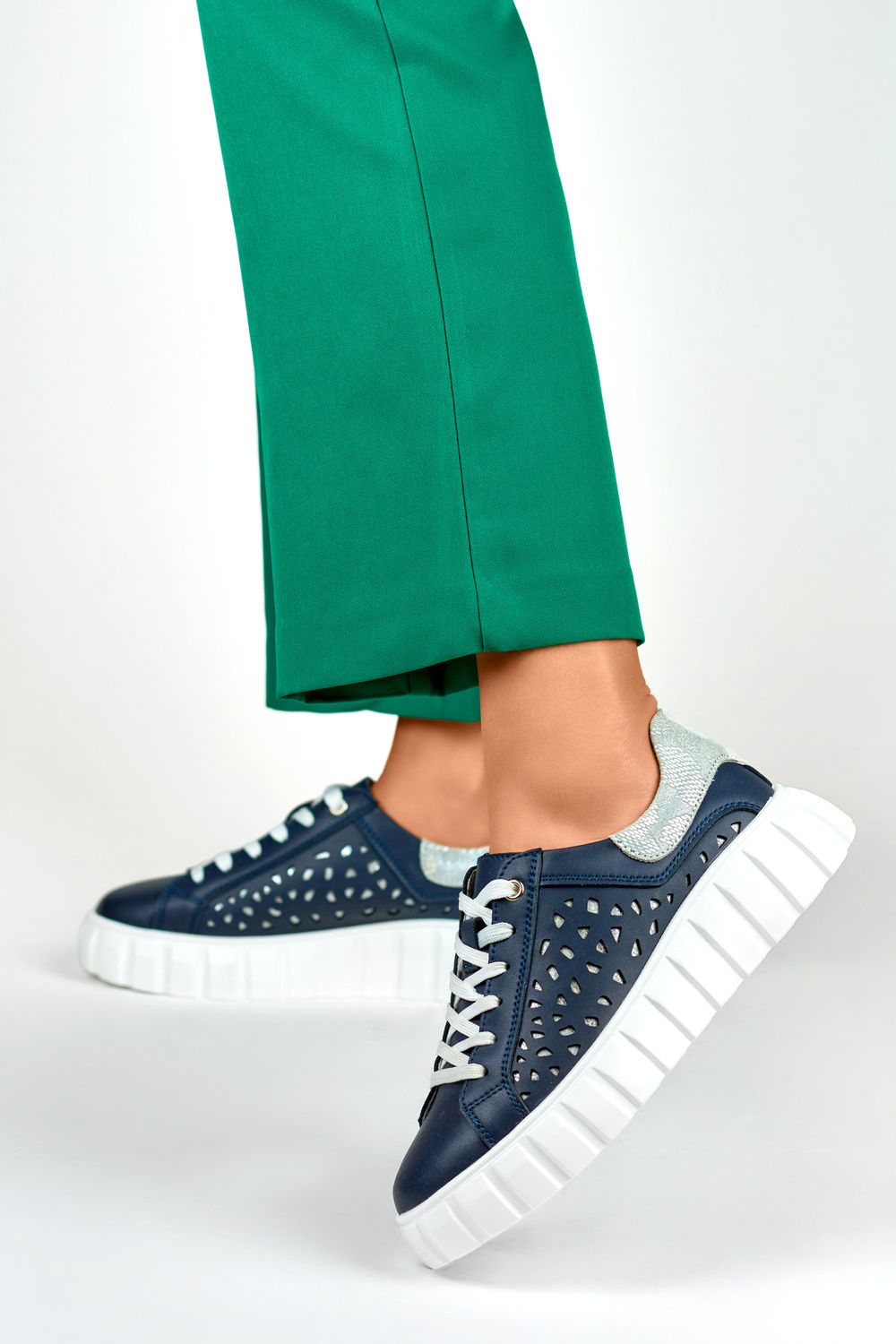 primohurt Granatowe buty sportowe damskie ze skóry naturalnej