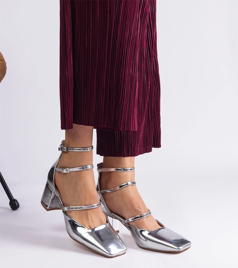 Gemre Pantofi argintii lacuiți pe toc gros cu catarame Kamola