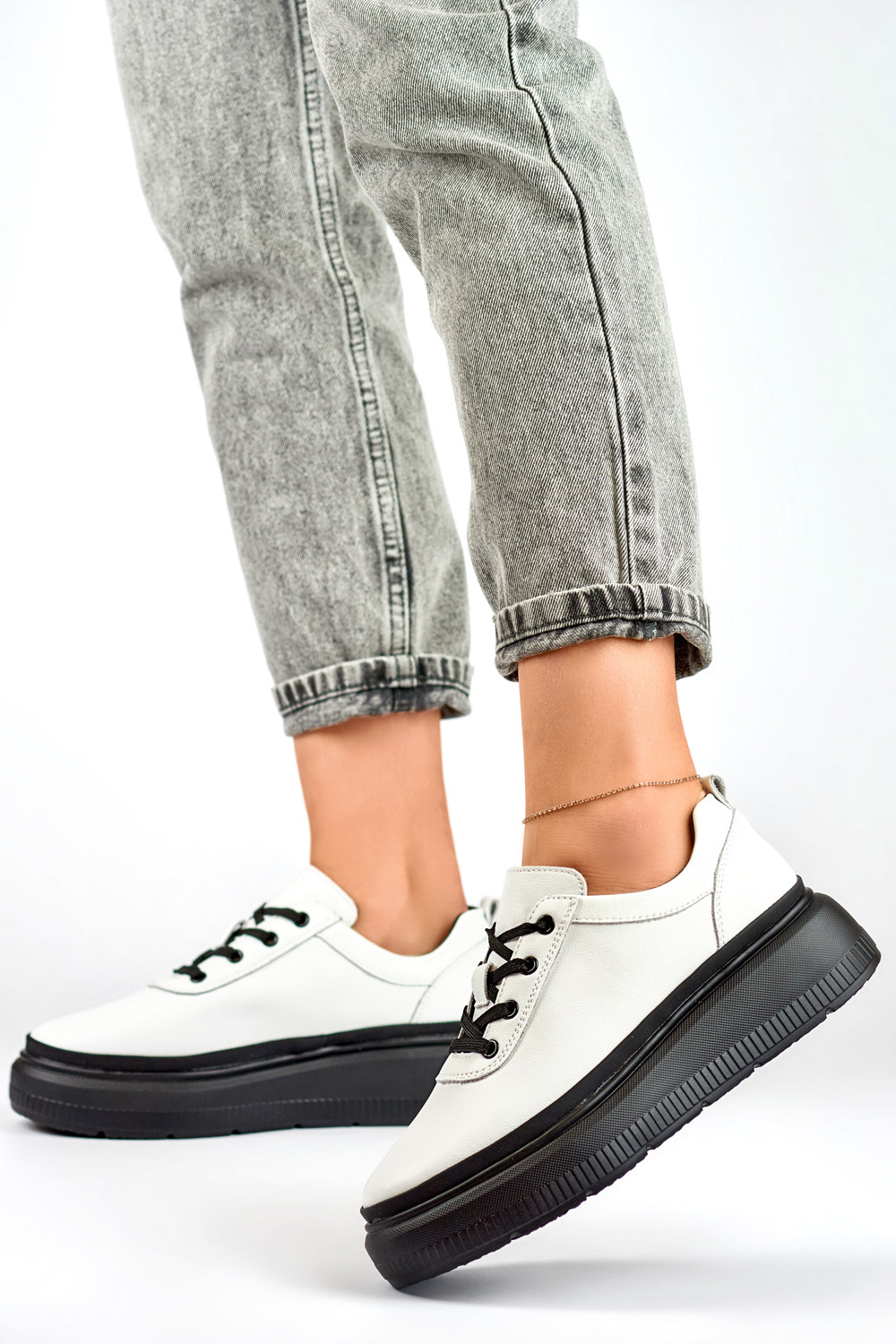 primohurt Skórzane białe sneakersy damskie z czarną podeszwą