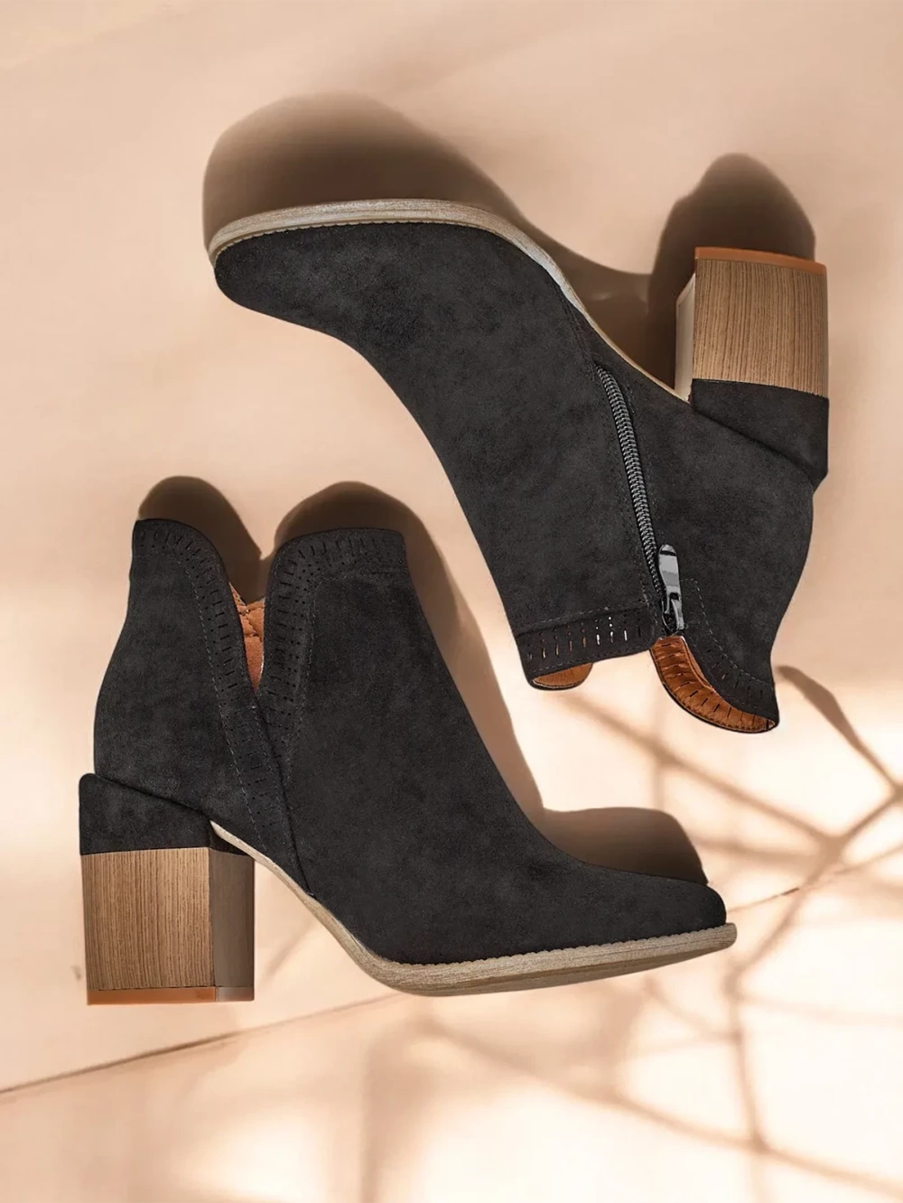 Resti Women's ankle boots on a post Vettot