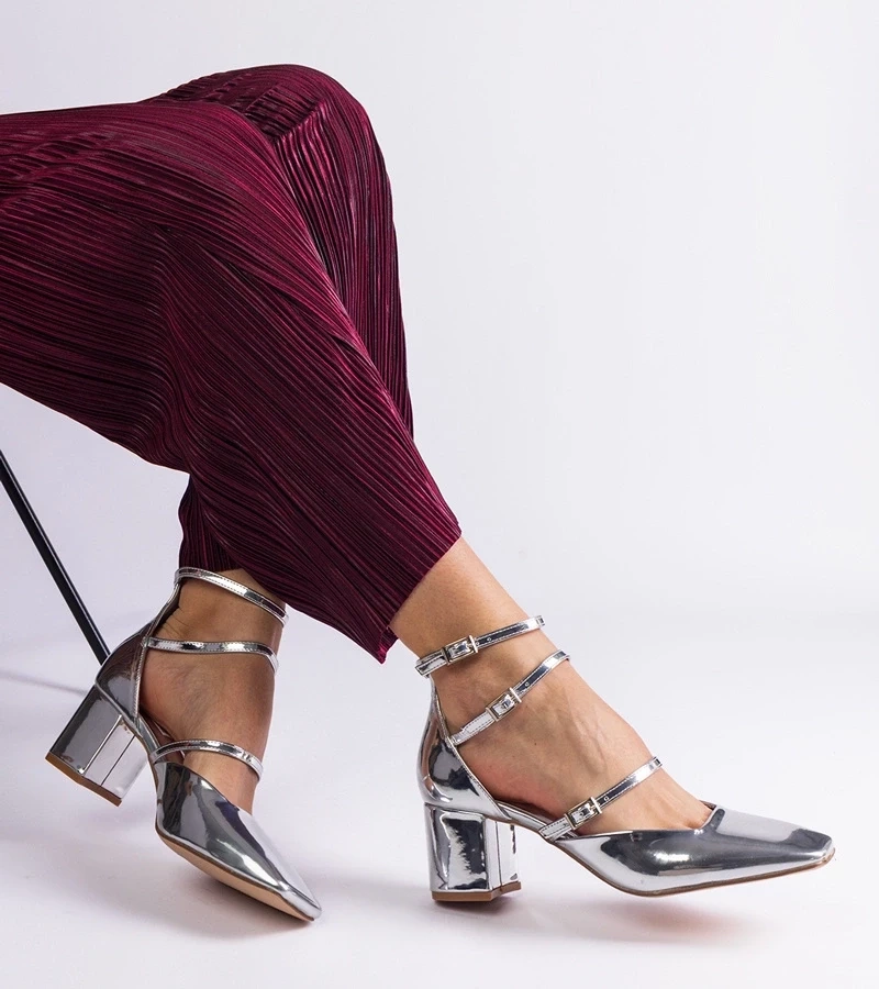 Gemre Pantofi argintii lacuiți pe toc gros cu catarame Kamola