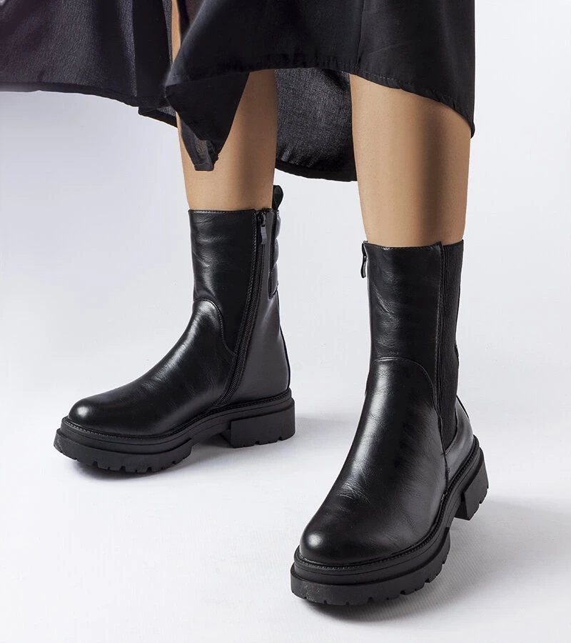 Gemre Cizme negre izolate Fornari