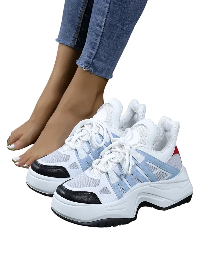 Resti Women's sporty sneakers on a thicker sole Loness