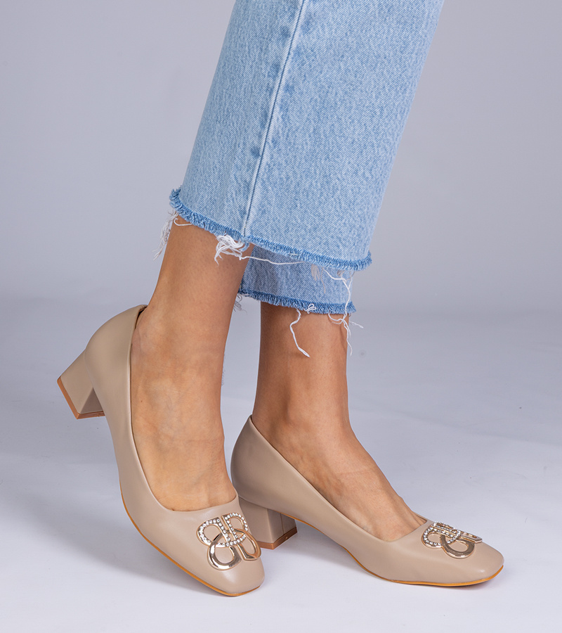 marka niezdefiniowana Brown low heel pumps with rhinestones Cahes