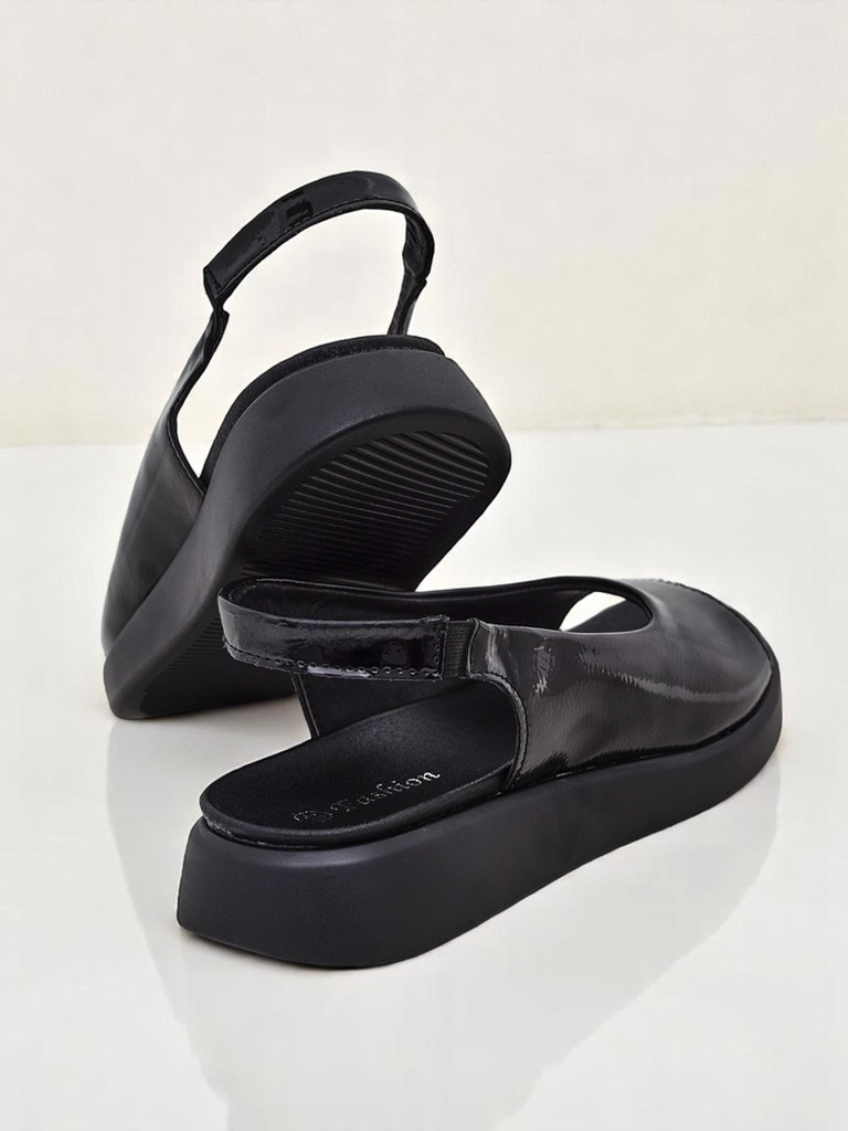 Resti Women&#039;s Luna Shines sandals on a thick sole
