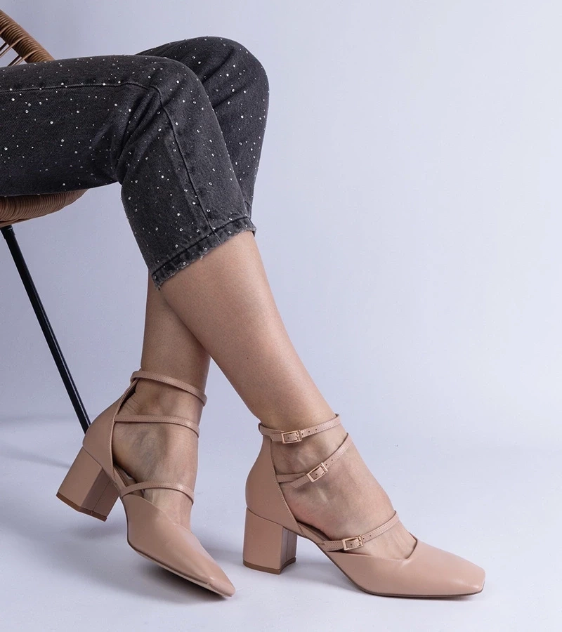 Gemre Pantofi bej cu toc gros și catarame Eridana