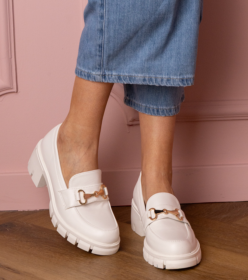 Gemre Pantofi albi cu toc mic și ornament auriu Marela