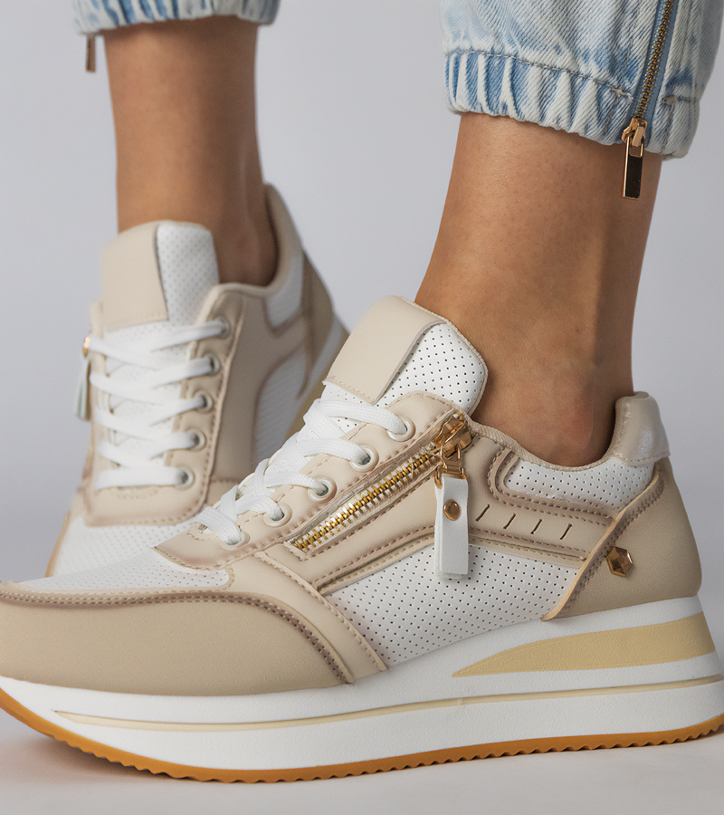 marka niezdefiniowana White sneakers with gold detail and studs Urlana