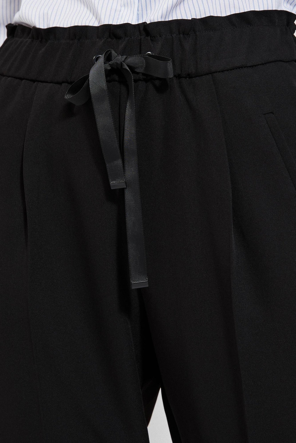 Pantaloni cu picioare drepte și o legătură în talie - negru