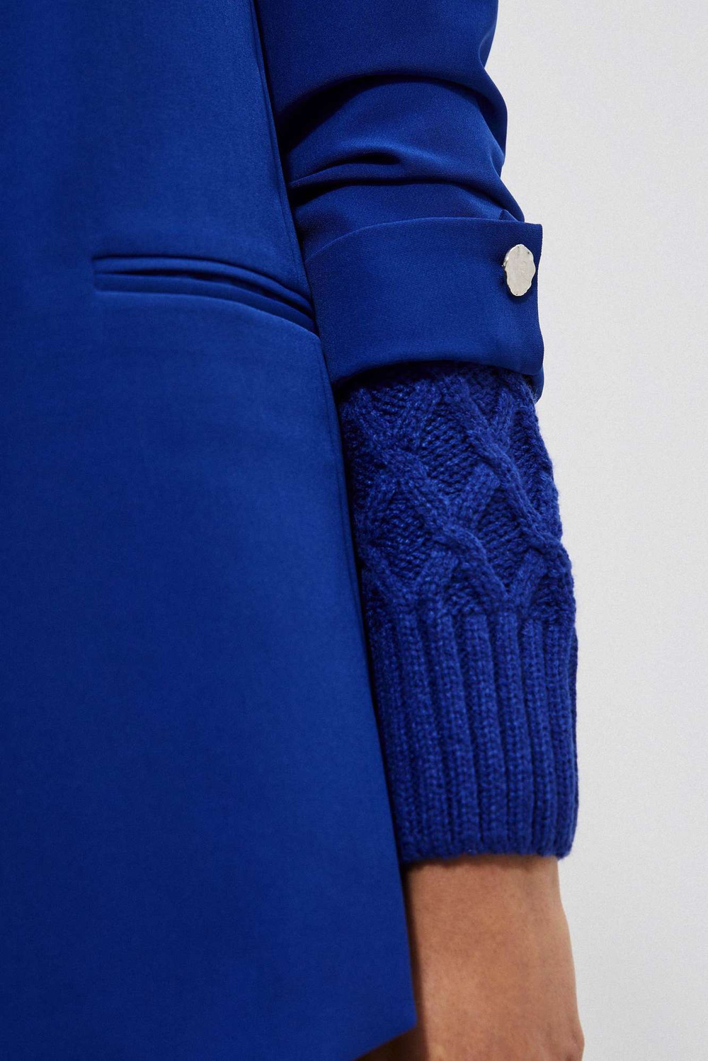 Women&#039;s jacket with ruffle sleeves