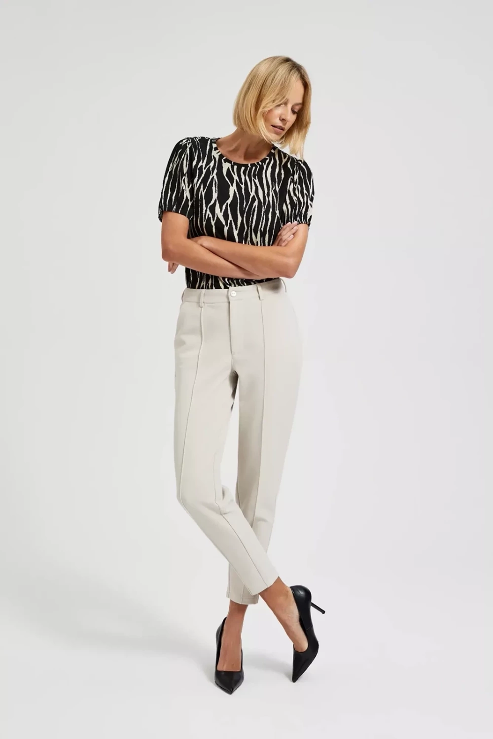 Elegant women's trousers in beige color