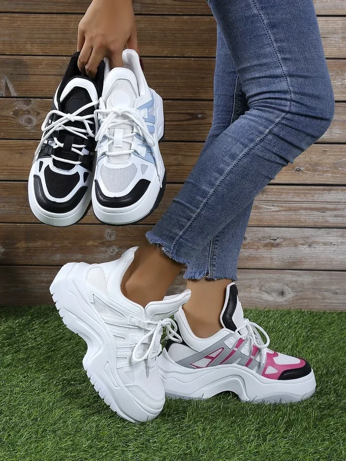 Resti Women's sporty sneakers on a thicker sole Loness