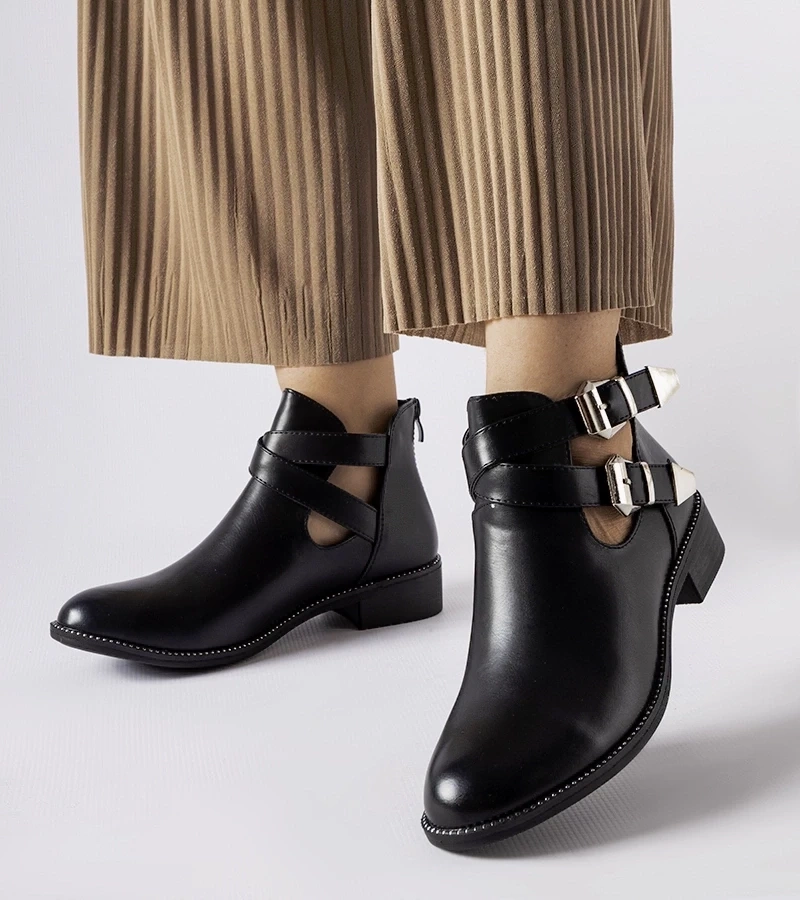 ideal shoes Cizme negre decupate cu catarame Franca