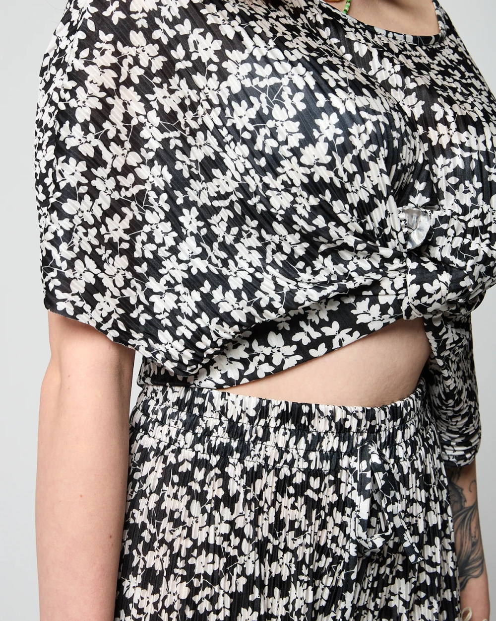 Resti Women's black floral pleated set - Clothing