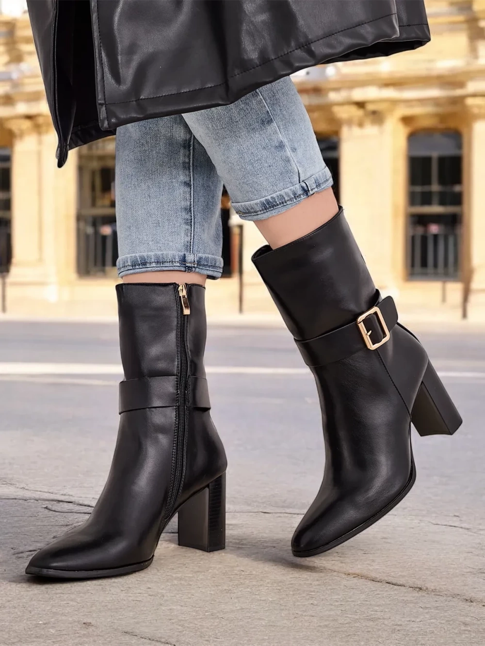 Resti Women's ankle boots on a post Amior