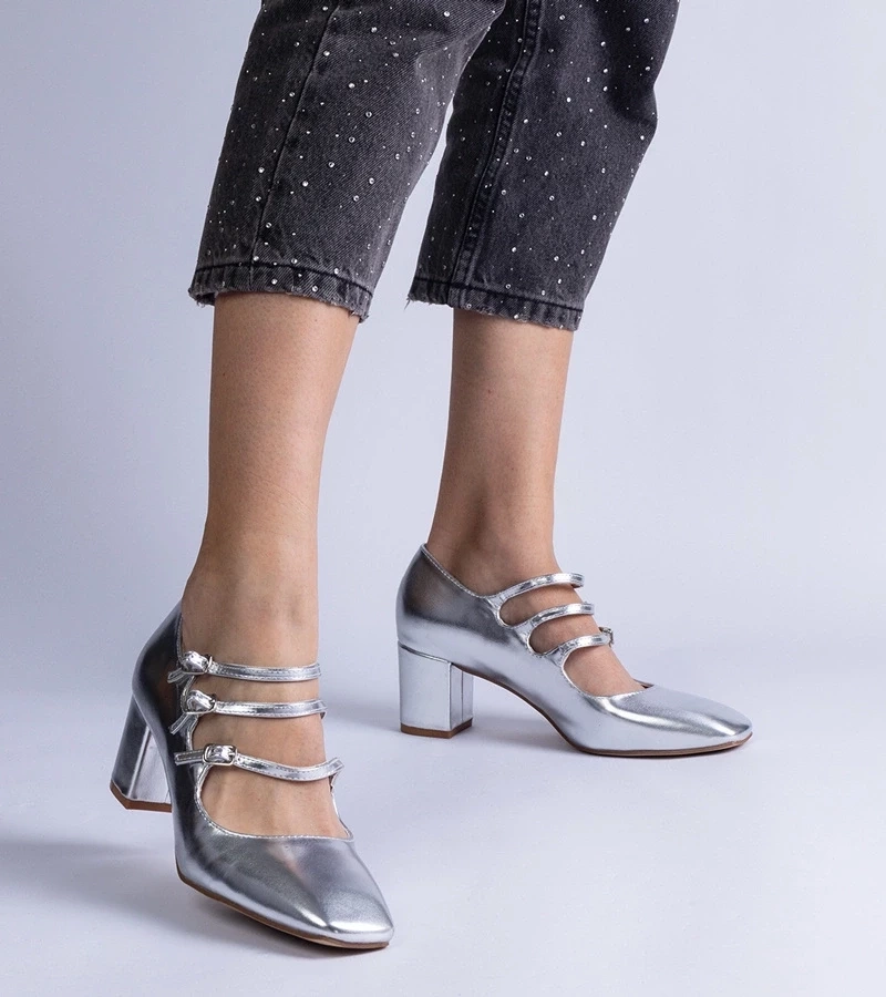 Gemre Izida pantofi argintii cu toc gros și catarame decorative