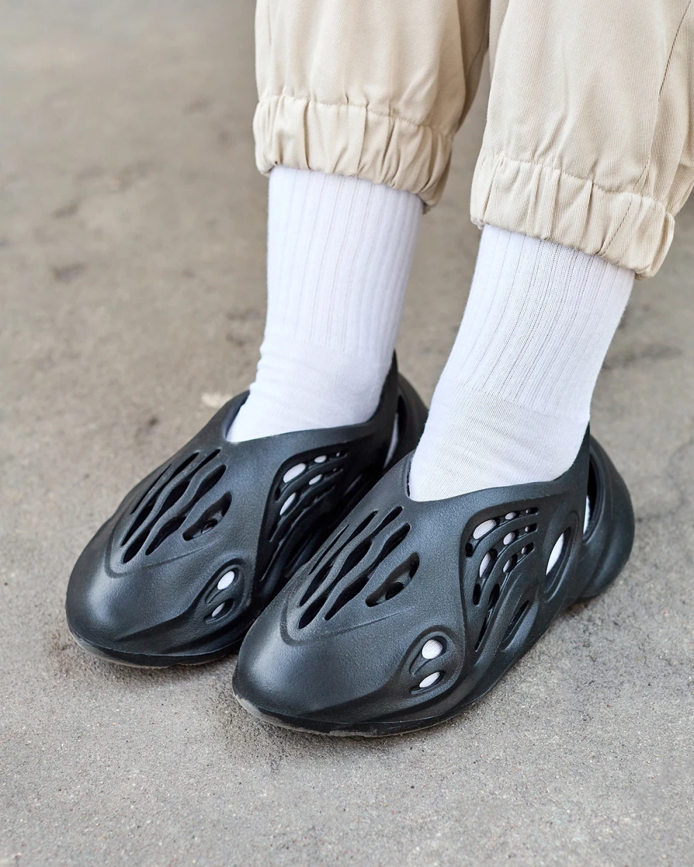 Resti Black women&#039;s sports shoes with cutouts Loydi
