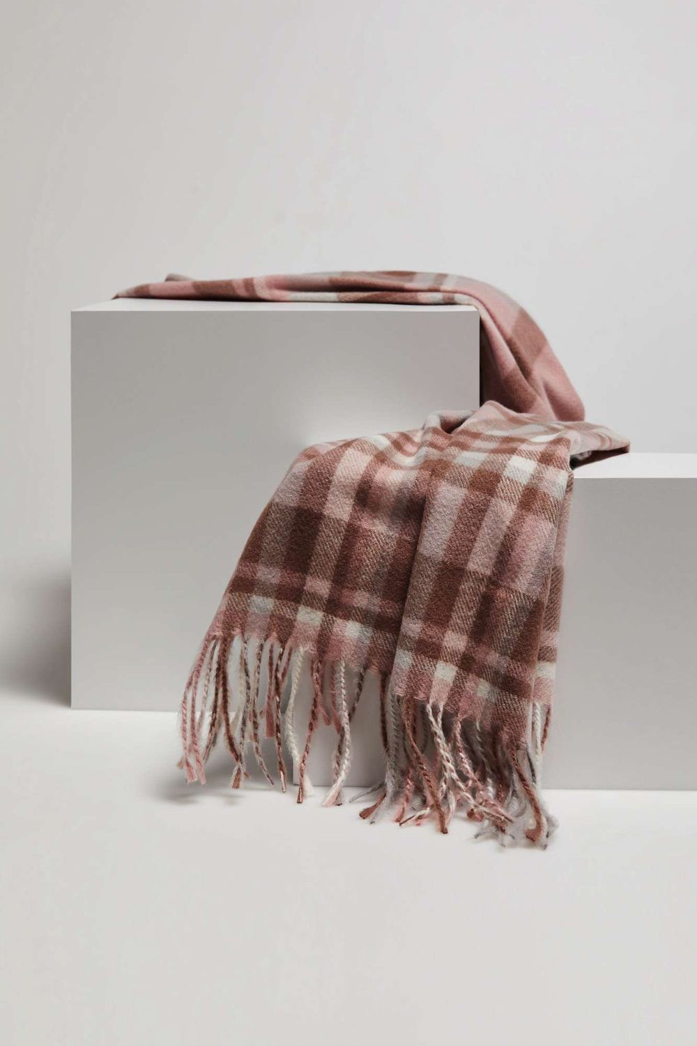 Marisse Powder Pink Checkered Scarf With Fringes