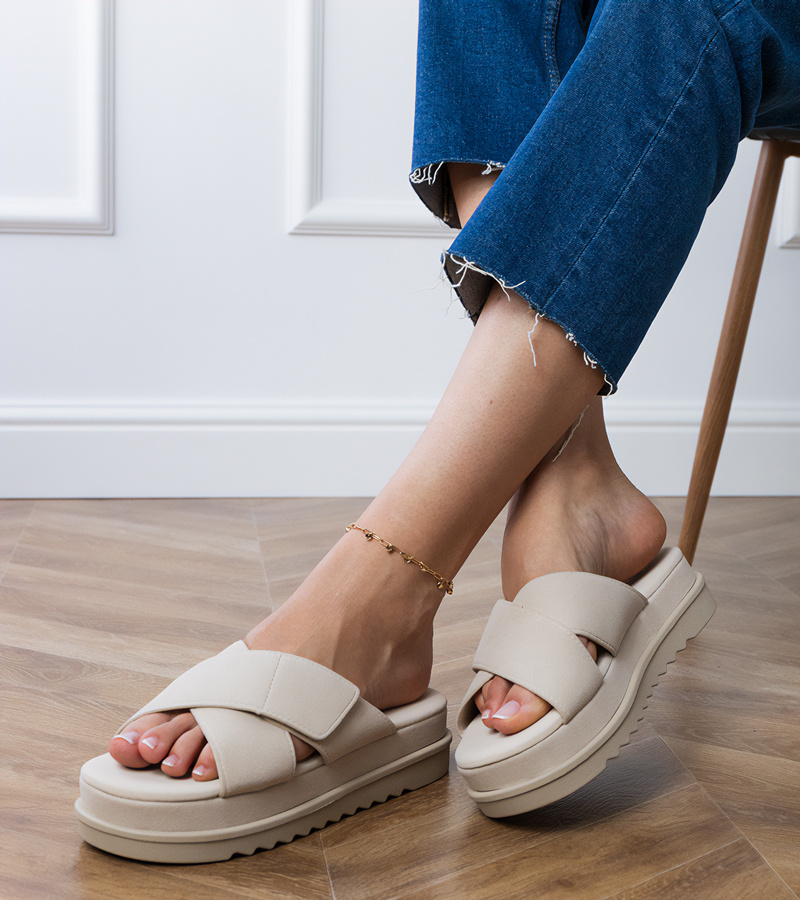 D/CEO Caramel sandals with embroidered straps on a platform Jenisej