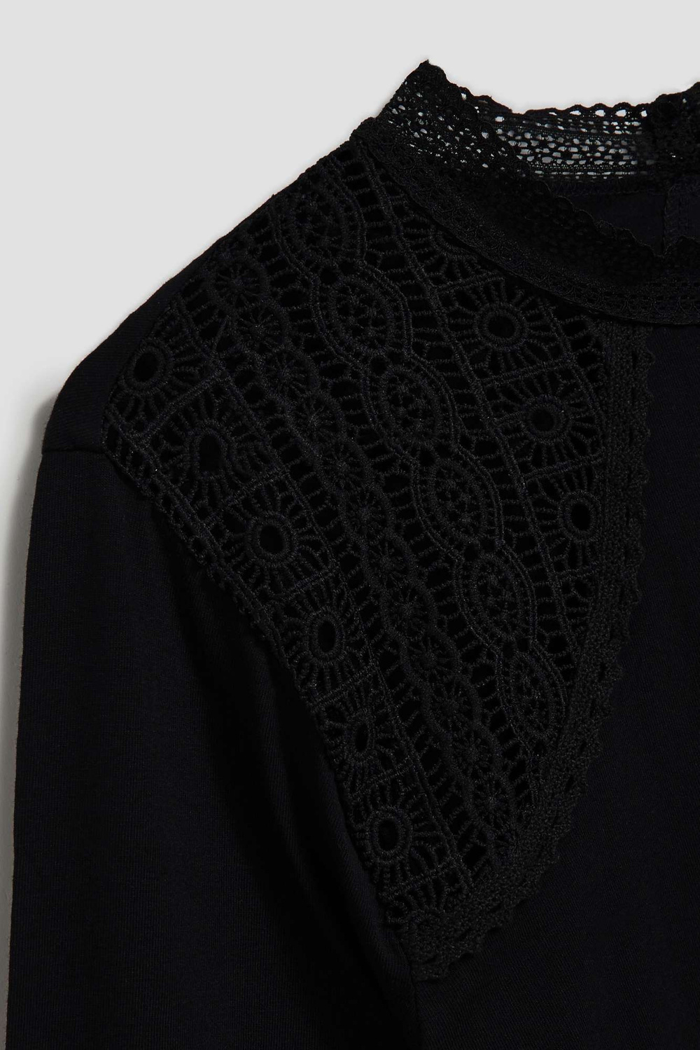 Blouse with decorative lace