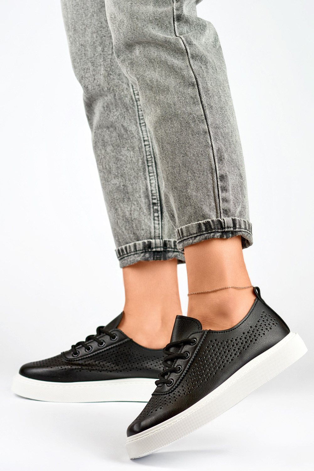 primohurt Czarne ażurowe trampki damskie na grubej podeszwie czarne trampki damskie