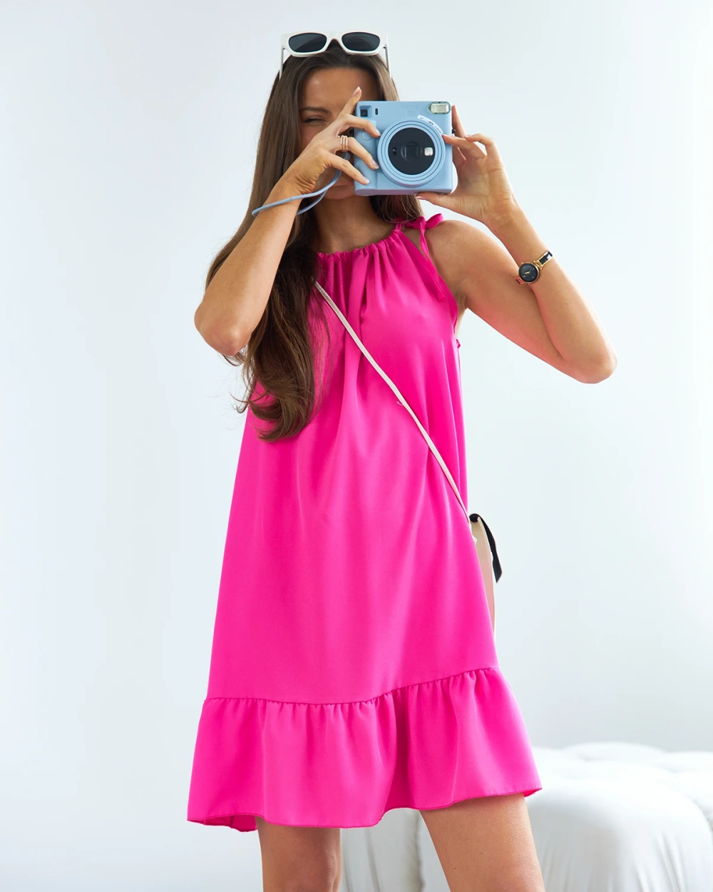Мини рокля в цвят фуксия с волани