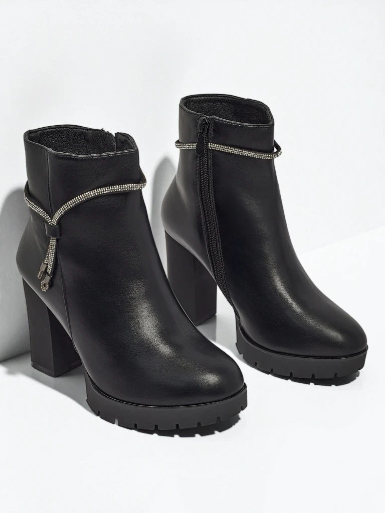 Dámske členkové čižmy na podpätku