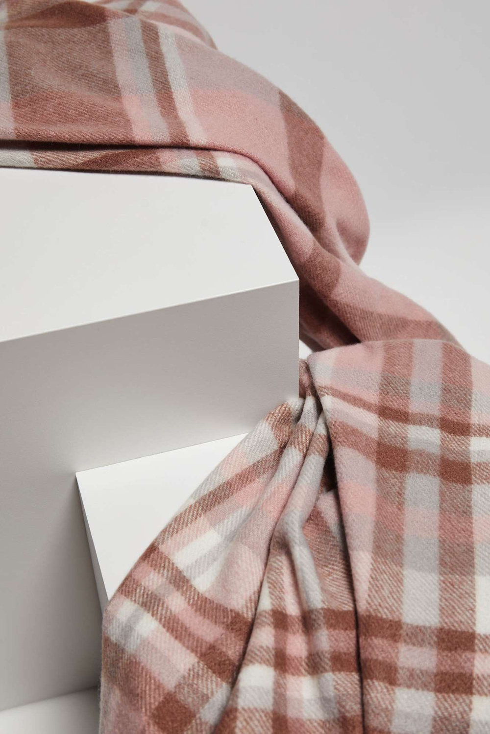 Marisse Powder Pink Checkered Scarf With Fringes