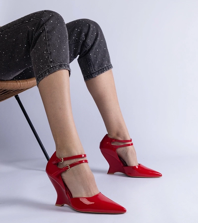 Gemre Pantofi roșii de lac cu platformă și catarame Vizario