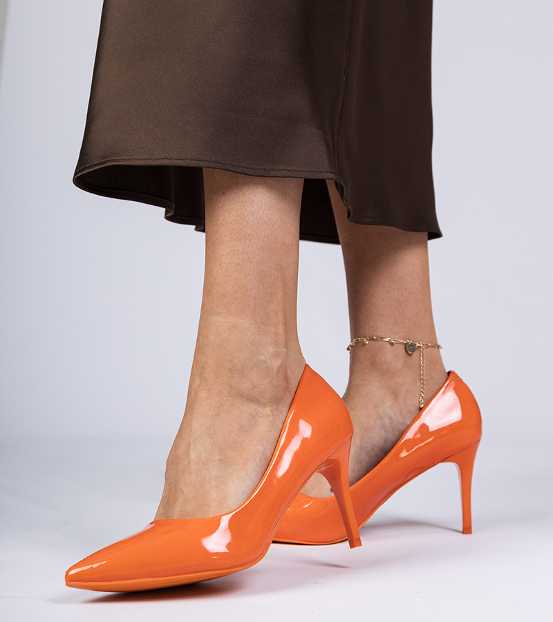 marka niezdefiniowana Orange patent pumps on a heel Merium
