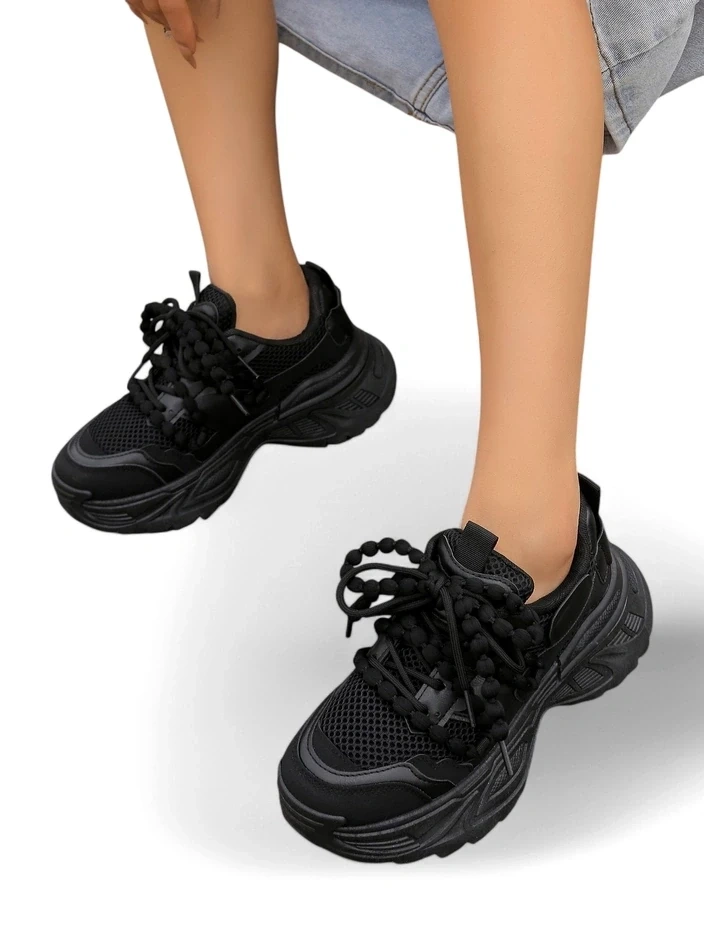 Resti Women's sporty sneakers on a thicker sole Loness