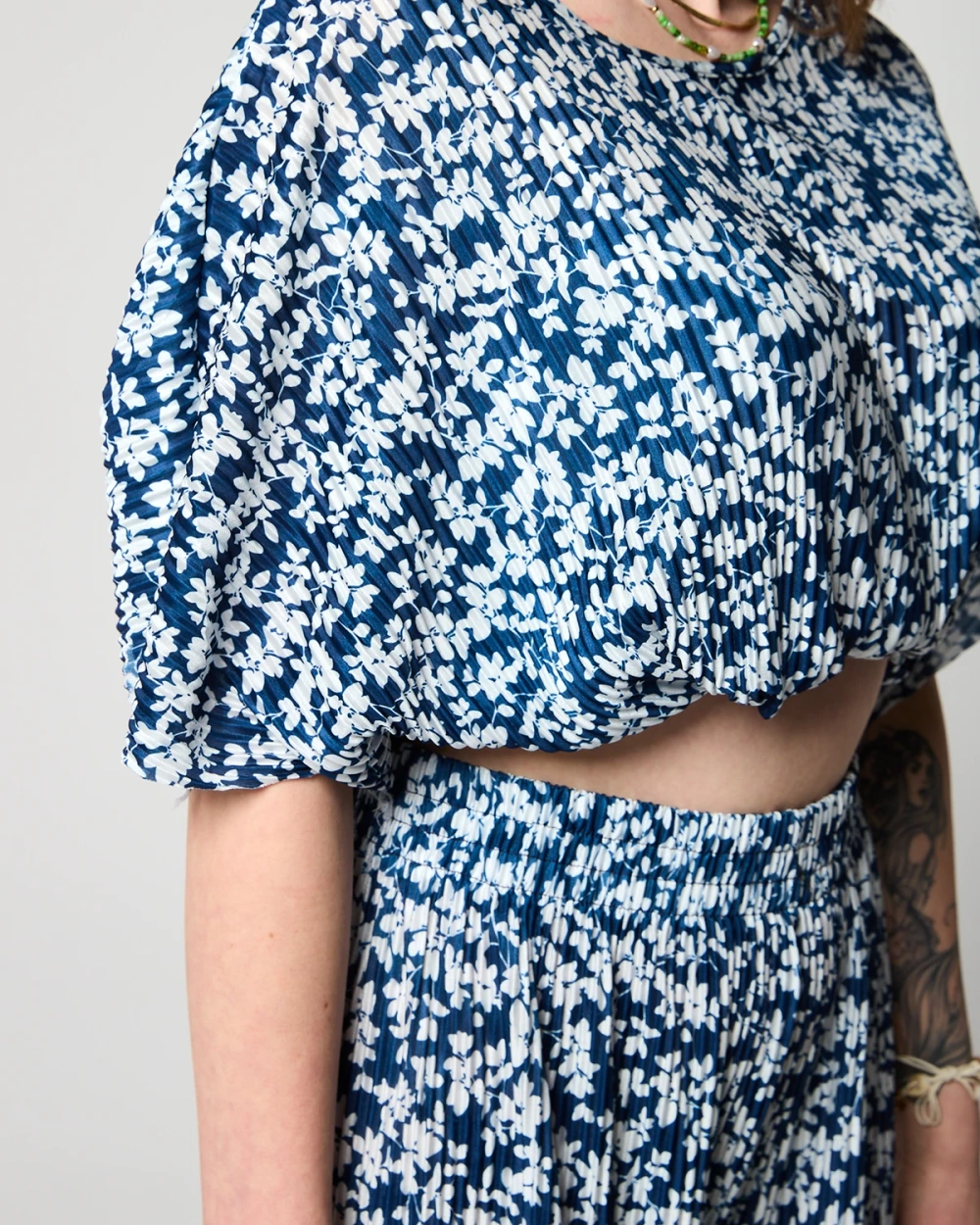 Resti Women's navy blue pleated set with black flowers - Clothing